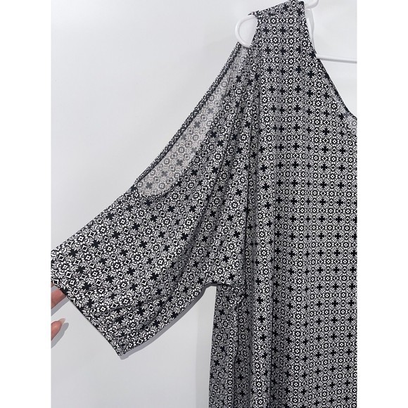 LANE BRYANT Size 22/24 Black White Asymmetrical‎ Pattern Top Shirt Comfy Cutout - Picture 3 of 6